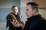 Jan Maybach (Marco Girnth, r.) gelingt die Flucht nach vorn, als er Moritz Brenner (Johannes Hendrik Langer, l.) seine Drogenvergangenheit beichtet und das Gest&auml;ndnis auf Moritz' Mobiltelefon aufzeichnet.