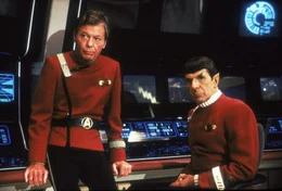 Dr. McCoy (DeForest Kelley, l.) und Captain Spock (Leonard Nimoy, r.) werden bald die Bekanntschaft eines ganz besonderen Wesens machen.