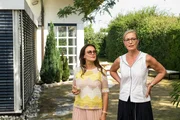 Im Garten der Entzugsklinik "Villa Uma" spricht Sylvie Eckert (Katja Weitzenb&ouml;ck, r.) mit ihrer Patientin Anabelle Winter (Sonja Kirchberger, l.) &uuml;ber die grausame Tat. Die beiden scheinen ein vertrautes Verh&auml;ltnis zueinander zu pflegen.