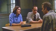 Die Detectives Olivia Benson (Mariska Hargitay) und Elliot Stabler (Christopher Meloni, M.) nehmen Bruce Abbott (Bruce Bohne) in die Mangel. Er wird verd&auml;chtigt, als Vergewaltiger die New Yorker U-Bahn unsicher zu machen.