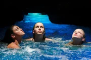 Cleo (Phoebe Tonkin, l.), Emma (Claire Holt, m.) und Rikki (Cariba Heine, r.) stehen unter dem Einfluss des Vollmondes. Cleo (Phoebe Tonkin, l.), Emma (Claire Holt, m.) und Rikki (Cariba Heine, r.) stehen unter dem Einfluss des Vollmondes.