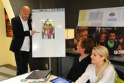 Bruno (K. Dieter Klebsch, l.) pr&auml;sentiert Tom (Patrick Kalupa, M.) und Anna (Jeanette Biedermann, r.) ein Konzept und st&ouml;&szlig;t damit Luca vor den Kopf ...