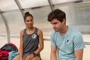 Thomas Wildfang (Max Befort) spricht mit Akuoma Webo (Cynthia Micas) &uuml;ber den Tod der jungen afrikanischen L&auml;uferin. Dem Konditionstrainer geht das Verbrechen sehr nahe.
