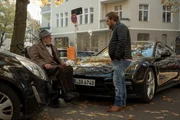 Hintz (Dieter Hallervorden, l.) w&auml;re beinahe angefahren worden und streitet sich mit dem Autofahrer (Axel Stein, r.).
