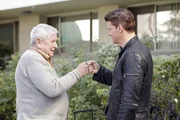 "Booth" (David Boreanaz, re.) Gro&szlig;vater Hank (Ralph Waite) hat das Altersheim verlassen, da er einen Pfleger geschlagen hat. Nun will er f&uuml;r einige Tage bei seinem Enkel wohnen.