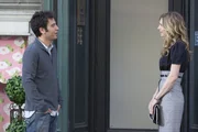 Um ein Date mit der h&uuml;bschen &Auml;rztin Stella (Sarah Chalke, r.) zu bekommen, l&auml;sst sich Ted (Josh Radnor, l.) einiges einfallen ...