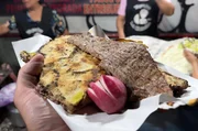 Pizza trifft auf Tortilla – das ist Tlayuda, das beliebteste Streetfood im mexikanischen Oaxaca. Pizza trifft auf Tortilla – das ist Tlayuda, das beliebteste Streetfood im mexikanischen Oaxaca.