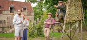 W&auml;hrend der Jagdsaison kommt es zu absurden Diskussionen zwischen Simon (Hakim Jemili, l.), seiner Frau Ad&eacute;la?de (Camille Lou, 2.v.l.) und den J&auml;gern Bernard (Didier Bourdon, r.) und Michel (Jean-Fran&ccedil;ois Cayrey, 2.v.r.).