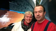 Heike und Uwe Grünberg im Winterlager. Seit Jahren restaurieren sie an einem der größten Zeesboote der Szene. Sehnsüchtig erwarten sie den ersten Törn im Frühjahr. Heike und Uwe Grünberg im Winterlager. Seit Jahren restaurieren sie an einem der größten Zeesboote der Szene. Sehnsüchtig erwarten sie den ersten Törn im Frühjahr.