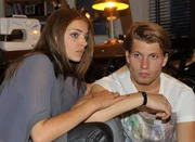 Emily (Anne Menden) kann Dominik (Raul Richter) im letzten Moment davon abhalten, sich erneut Drogen zu besorgen. Beschämt sucht Dominik bei ihr Halt und kommt ihr dabei sehr nahe... Emily (Anne Menden) kann Dominik (Raul Richter) im letzten Moment davon abhalten, sich erneut Drogen zu besorgen. Beschämt sucht Dominik bei ihr Halt und kommt ihr dabei sehr nahe...