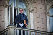 Nachdem er in einem Prozess unterlegen war, will Mikael Blomkvist (Daniel Craig) Stockholm verlassen.