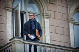 Nachdem er in einem Prozess unterlegen war, will Mikael Blomkvist (Daniel Craig) Stockholm verlassen.