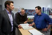 Elektromeister J&uuml;rgen Bock (Markus Brandl, r.) wird von den Kommissaren Stadler (Dieter Fischer, M.) und Hansen (Igor Jeftic, l.) zu seinem verstorbenen Kollegen befragt.