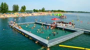 Menschen, Tier  und Pflanzen brauchen Sonne, W&auml;rme, Licht. Deshalb ist der Sommer f&uuml;r viele die beste Zeit des Jahres mit langen Abenden im Freien, den gro&szlig;en Ferien und den sch&ouml;nsten Open Air Festivals. Er hat seine eigenen Farben und Feste und ein eigenes Temperament und Lebensgef&uuml;hl. Wir zeigen den Sommer in NRW in seinen regionalen Facetten, wie ihn Menschen, Tiere und Pflanzen erleben, denn diese Jahreszeit ver&auml;ndert sich besonders und verlangt immer mehr Anpassung durch gro&szlig;e Hitzeperioden und lange Trockenzeiten. - Naturbad Xantener S&uuml;dsee