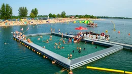 Menschen, Tier  und Pflanzen brauchen Sonne, W&auml;rme, Licht. Deshalb ist der Sommer f&uuml;r viele die beste Zeit des Jahres mit langen Abenden im Freien, den gro&szlig;en Ferien und den sch&ouml;nsten Open Air Festivals. Er hat seine eigenen Farben und Feste und ein eigenes Temperament und Lebensgef&uuml;hl. Wir zeigen den Sommer in NRW in seinen regionalen Facetten, wie ihn Menschen, Tiere und Pflanzen erleben, denn diese Jahreszeit ver&auml;ndert sich besonders und verlangt immer mehr Anpassung durch gro&szlig;e Hitzeperioden und lange Trockenzeiten. - Naturbad Xantener S&uuml;dsee