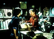 Nachdem Jim Bob (David W. Harper, l.) klar geworden ist, dass er nicht Pilot werden kann, verkauft er einem Trödler (Barry Cahill, r.) alles, was ihn noch an sein altes Hobby erinnert. Nachdem Jim Bob (David W. Harper, l.) klar geworden ist, dass er nicht Pilot werden kann, verkauft er einem Trödler (Barry Cahill, r.) alles, was ihn noch an sein altes Hobby erinnert.