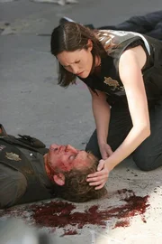 Sara (Jorja Fox) bangt um das Leben ihres Kollegen Greg (Eric Szmanda), der beim Versuch zu helfen selbst Opfer einer Pr&uuml;gelattacke der gesuchten Bande wurde.