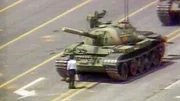 kreuz und quer: "1979 - Ursprung der Gegenwart (1)", In 2 Teilen: Das Jahr 1979 gilt heute als markanter Wendepunkt historischer Entwicklungen. Im R&uuml;ckblick hat vieles von dem, was uns heute noch politisch besch&auml;ftigt, vor genau 40 Jahren begonnen: China nahm damals trotz politischer Repressalien nach innen seine wirtschaftliche &Ouml;ffnung nach au&szlig;en vor. Ayatollah Khomeini kehrte aus seinem Pariser Exil nach Teheran zur&uuml;ck und f&uuml;hrte die Islamische Revolution im Iran an. Sowjetische Truppen marschierten in Afghanistan ein. Mit Johannes Paul II. wurde ein Papst aus einem kommunistischen Land zum Oberhaupt der Katholischen Kirche gew&auml;hlt. Und in Genf befasste sich eine Weltklimakonferenz erstmals mit dem globalen Klimawandel. Die Liste der geschichtsm&auml;chtigen Ereignisse lie&szlig;e sich fortsetzen. - Die Dokumentation von Dirk van den Berg und Pascal Verroust versucht, die enormen politischen, gesellschaftlichen und religi&ouml;sen Entwicklungen von den Umw&auml;lzungen des Jahres 1979 her in ihren Zusammenh&auml;ngen zu verstehen.  SENDUNG: ORF2 - DI - 26.11.2019 - 22:35 UHR. - Veroeffentlichung fuer Pressezwecke honorarfrei ausschliesslich im Zusammenhang mit oben genannter Sendung oder Veranstaltung des ORF bei Urhebernennung.