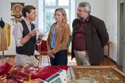 Herbert Franke (Andreas Nickl, l.), ,der Ehemann des Opfers, übergibt den Kommissaren Winter (Vanessa Eckart) und Stadler (Dieter Fischer, r.) ein Stück Papier, welches er in einem Priestergewand eingenäht gefunden hat. Kann es möglicherweise zur Lösung des Mordfalls beitragen? Herbert Franke (Andreas Nickl, l.), ,der Ehemann des Opfers, übergibt den Kommissaren Winter (Vanessa Eckart) und Stadler (Dieter Fischer, r.) ein Stück Papier, welches er in einem Priestergewand eingenäht gefunden hat. Kann es möglicherweise zur Lösung des Mordfalls beitragen?