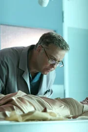 Grissom (William Petersen) untersucht die Leiche von Charlotte Sommerville, die gekreuzigt in einer Kirche aufgefunden wurde. Finden sich Spuren, die auf den Täter hinweisen? Grissom (William Petersen) untersucht die Leiche von Charlotte Sommerville, die gekreuzigt in einer Kirche aufgefunden wurde. Finden sich Spuren, die auf den Täter hinweisen?