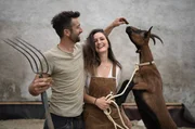 Patrick und Geraldine versuchen, ihr Leben als Influencer:innen und Landwirt:innen unter einen Hut zu bringen. In Klettgau an der Schweizer Grenze nehmen sie ihre Kinder auch mit zur Arbeit auf der Kuhweide. Patrick und Geraldine versuchen, ihr Leben als Influencer:innen und Landwirt:innen unter einen Hut zu bringen. In Klettgau an der Schweizer Grenze nehmen sie ihre Kinder auch mit zur Arbeit auf der Kuhweide.