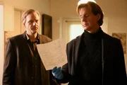 Der Sohn der Toten, ein Dokument und der Hauptkommissar, v.li.: Matthias Lier als Michael Pfeiffer, Thomas Heinze als Caspar Bergmann