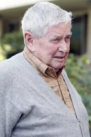 Booths Opa Hank (Ralph Waite) hat das Altersheim verlassen, da er einen Pfleger geschlagen hat. Nun will er f&uuml;r einige Tage bei Booth wohnen.
