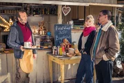 Franz Ainfachnur (Christofer v. Beau, r.) und Resi Schwaiger (Mersiha Husagic, m.) befragen Pit Gruber (Max Schmidt, l.) an seinem Kiosk. Franz Ainfachnur (Christofer v. Beau, r.) und Resi Schwaiger (Mersiha Husagic, m.) befragen Pit Gruber (Max Schmidt, l.) an seinem Kiosk.