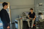 Rico Sander (Benjamin Strecker, l.) hat sich bei Phil Bergner (Moritz Heidelbach, r.) im Krankenhaus eingefunden. Der querschnittsgel&auml;hmte Techniker steht unter Mordverdacht, nachdem er die Frau des Opfers mit einer Waffe bedroht hat.