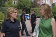 Claudia (Janette Rauch, l.) und ihre Kollegen sichern das Haus von Sonja Leuker (Antje Schmidt, r.). Es besteht die M&ouml;glichkeit, dass Mendes einen Anschlag auf Herrn oder Frau Leuker geplant hat.