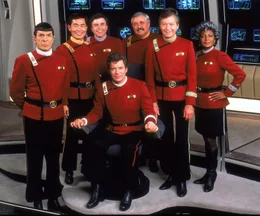 Die Enterprise-Crew von links: Spock (Leonard Nimoy), Sulu (George Takei), Chekov (Walter Koenig), Kirk (William Shatner), Scott (James Doohan), Dr. McCoy (DeForest Kelley) und Lt. Uhura (Nichelle Nichols).