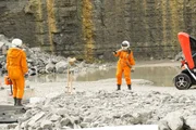 In einem Steinbruch unweit Stuttgarts geschieht ein Mord. Der Analog-Astronaut Neil Clausner (Komparse, l.) wird bei einer Trocken&uuml;bung von einer Tatperson (r.) kaltbl&uuml;tig erschossen.