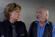 Rufi (Karl Dall, r.) kann es nicht lassen, mit Claudia (Janette Rauch, l.) zu flirten.