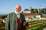 Sepp Forcher vor Stift St. Paul.