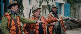 Die J&auml;ger haben sich versammelt und &uuml;ben ihre Kommandos ein. Von links: Michel (Jean-Fran&ccedil;ois Cayrey), Bernard (Didier Bourdon) und Benjamin (Julien Pestel).