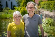 Hinter den Hecken B&auml;ume-Garten Staffel 7 Folge 1 Marlise und Roland Fasnacht in ihrem Garten in Sugiez FR.