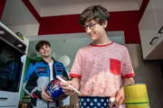 Rückblende: Sascha Höfer (Lucas Reiber, l.) freut sich, dass sein kleiner Bruder Mario Höfer (Juri Winkler, r.) für ihn kocht. Rückblende: Sascha Höfer (Lucas Reiber, l.) freut sich, dass sein kleiner Bruder Mario Höfer (Juri Winkler, r.) für ihn kocht.