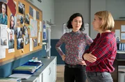 Pauline Hobrecht (Agnes Decker, l.) und Tamara Meurer (Anja Pahl, r.) gr&uuml;beln &uuml;ber das R&auml;tsel, was ihnen der Tote hinterlassen hat. Wenn sie das gel&ouml;st haben, wissen sie auch, wo er die Bombe versteckt hat.