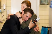 Mitfühlend fängt Toni (Michèle Fichtner) den um Letizia trauernden Deniz (Igor Dolgatschew) auf, und es kommt zu einem nahen Moment, der Tonis Herz höher schlagen lässt... Mitfühlend fängt Toni (Michèle Fichtner) den um Letizia trauernden Deniz (Igor Dolgatschew) auf, und es kommt zu einem nahen Moment, der Tonis Herz höher schlagen lässt...