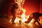 Bei einer Demonstration gegen Polizeigewalt wirft ein Unbekannter aus der Menge eine Brandbombe, durch die eine Polizistin schwere Verbrennungen erleidet. Bei einer Demonstration gegen Polizeigewalt wirft ein Unbekannter aus der Menge eine Brandbombe, durch die eine Polizistin schwere Verbrennungen erleidet.