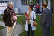 Die Versicherungsangestellte Agnes Lischewski (Katharina Schwarzmaier, M.) muss von den Kommissaren Stadler (Dieter Fischer, l.) und Hansen (Igor Jeftic, r.) erfahren, dass ihr Ex-Mann ermordet wurde.