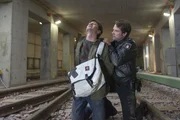 Mattes (Matthias Schloo, r.) kann den Verd&auml;chtigen (Lucas Confurius, l.) im U-Bahntunnel stellen.