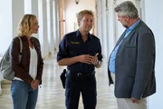 Polizeihauptmeister Mohr (Max Müller, M.) informiert die Kommissare Stadler (Dieter Fischer, r.) und Winter (Vanessa Eckart) über seine ersten Recherchen im aktuellen Mordfall. Polizeihauptmeister Mohr (Max Müller, M.) informiert die Kommissare Stadler (Dieter Fischer, r.) und Winter (Vanessa Eckart) über seine ersten Recherchen im aktuellen Mordfall.