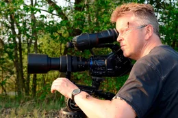 NDR Fernsehen EXPEDITIONEN INS TIERREICH, "Wildes Oldenburger Land - Moore, W&auml;lder, Wiesen", am Mittwoch (05.09.12) um 20:15 Uhr. Unter Libellen: Tierfilmer Ralph Schieke bei den Dreharbeiten im Oldenburger Land &ndash; die Zuneigung zu den Libellen beruhte offenbar auf Gegenseitigkeit.