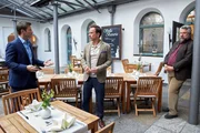 Wie sich herausstellt, hat das Mordopfer illegal Tr&uuml;ffel an Restaurantbesitzer Ralf Peters (Nicolas K&ouml;nig, M.) verkauft, was diesen f&uuml;r die Kommissare Hansen (Igor Jeftic, l.) und Stadler (Dieter Fischer, r.) verd&auml;chtig macht.