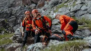 Angespannt warten die Bergretter Tobi (Markus Brandl., M.), Katharina (Luise Bähr) und Michi (Robert Lohr, r.) auf weitere Anweisungen. Angespannt warten die Bergretter Tobi (Markus Brandl., M.), Katharina (Luise Bähr) und Michi (Robert Lohr, r.) auf weitere Anweisungen.