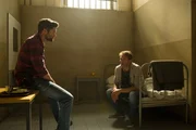 Jo Stoll (Peter Ketnath, l.) versucht, den verschlossenen Sebastian Köhler (Tillbert Strahl, r.) zum Reden zu bringen. Als Sebastian merkt, dass Jo es ernst meint, öffnet er sich allmählich. Jo Stoll (Peter Ketnath, l.) versucht, den verschlossenen Sebastian Köhler (Tillbert Strahl, r.) zum Reden zu bringen. Als Sebastian merkt, dass Jo es ernst meint, öffnet er sich allmählich.