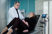 Renate Rickert (Anka Baier) kommt mit Schmerzen in die Sachsenklinik, da ihr Hausarzt im Urlaub ist. Die jährliche Blasenentzündung hat sich mal wieder gemeldet, für Renate mittlerweile Routine. Hans-Peter Brenner (Michael Trischan) vermutet, dass Renate Rickert mit ihrer Diagnose richtig liegt, möchte aber dennoch sichergehen und ordnet eine Diagnostik an. Renate Rickert (Anka Baier) kommt mit Schmerzen in die Sachsenklinik, da ihr Hausarzt im Urlaub ist. Die jährliche Blasenentzündung hat sich mal wieder gemeldet, für Renate mittlerweile Routine. Hans-Peter Brenner (Michael Trischan) vermutet, dass Renate Rickert mit ihrer Diagnose richtig liegt, möchte aber dennoch sichergehen und ordnet eine Diagnostik an.