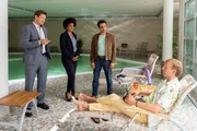 Die Hotelangestellte Ines Ambacher (Selina Louis, 2.v.l.) führt die Kommissare Hansen (Igor Jeftić, l.) und Kaya (Baran Hêvî, 2.v.r.) zu Food-Blogger Sören Lautenschläger (Konstantin Frolov, r.), der im Rahmen der Ermittlungen befragt werden soll. Die Hotelangestellte Ines Ambacher (Selina Louis, 2.v.l.) führt die Kommissare Hansen (Igor Jeftić, l.) und Kaya (Baran Hêvî, 2.v.r.) zu Food-Blogger Sören Lautenschläger (Konstantin Frolov, r.), der im Rahmen der Ermittlungen befragt werden soll.