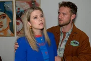 Alicia (Josefin Bressel) wird bei Paul (Niklas Osterloh) klar, dass sie ihre berufliche Chance vertan hat. Paul merkt, dass sie sich zu viel zugemutet hat.